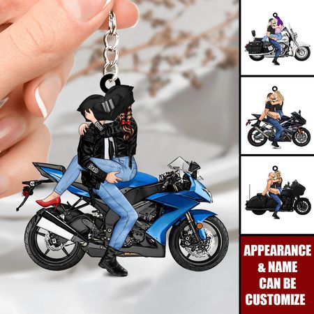 Pareja besándose sobre la motocicleta. Llavero personalizado para él, para ella y para los amantes de las motos.