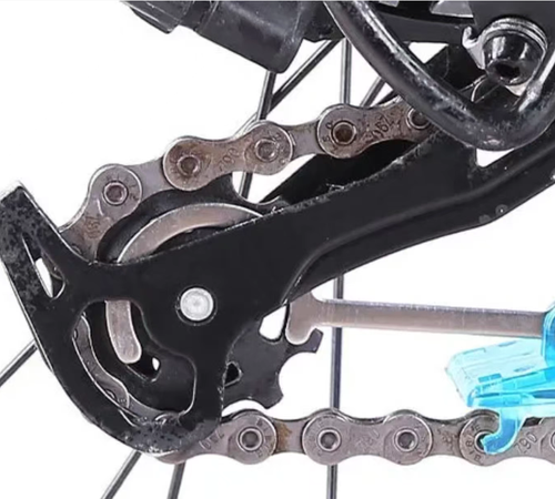 Bicycle chain cleaner, 360° three-dimensional brush for comprehensive cleaning, no need to remove the chain, hands remain clean, quick and easy to assemble and disassemble suitable for various models. Easily remove oil, sludge, sand, reduce chain wear, extend the lifespan of transmission components. It is a practical maintenance tool for cycling enthusiasts. Make every cleaning process effortless and efficient, keeping your chain as new as ever.