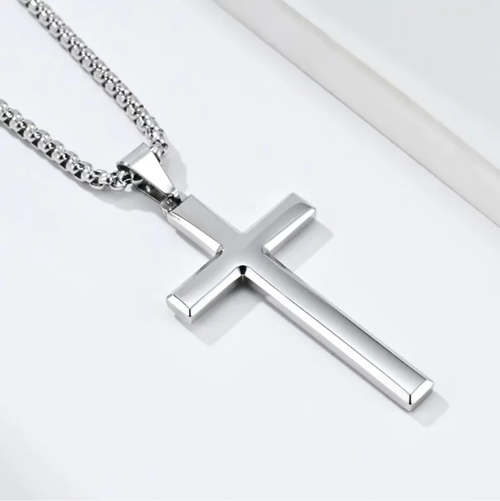 Three-dimensional cross pendant necklace. The pendant is plump and thick, with a smooth and fine surface that is vacuum electroplated. It has a delicate luster. Paired with a twisted Cuban chain, the style is simple and elegant, suitable for both men and women. Regular maintenance is recommended to prevent contact with chemicals and avoid bumps. It is suitable for various dressing scenarios such as casual wear and street style.
