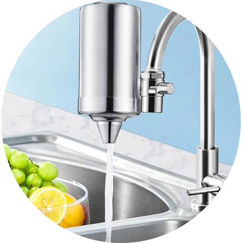 After installing it, your faucet will instantly become a high-end water station. No matter how dirty the raw water is, the impurities in the water will be reduced to almost non-existent after filtration. It will give you a sweet buff when making tea or cooking. Tap water goes in and mineral water comes out. The filter element is finer than a microscope and can capture even invisible bacteria and heavy metals. Just one sip will make you feel fresh to the bone!