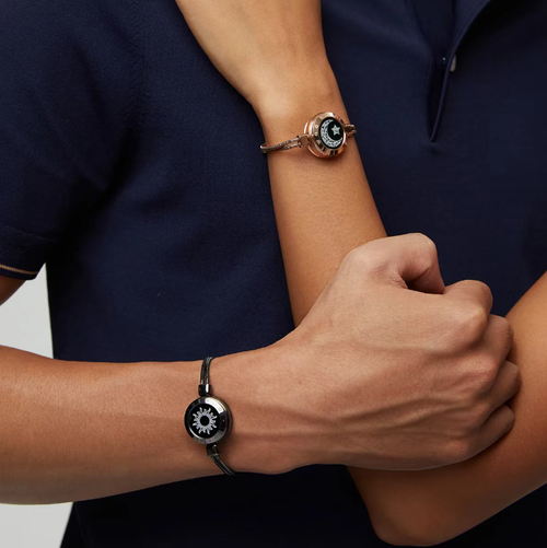 The Sun-Moon Couple intelligent sensor bracelet features a black-gold sun design and a rose-gold star-moon design in pairs. When touched, it triggers a flashing vibration response, conveying thoughts that transcend distances. The textured metal bracelet is versatile and durable, making it a romantic token for distant lovers to interact and for expressing feelings on Valentine's Day. It witnesses every bit of care and commitment in a relationship.