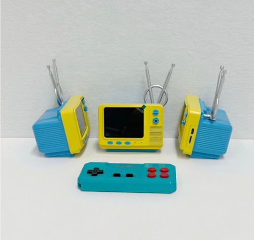 This mini retro game console is so touching! The yellow and blue body is a replica of an old TV, and it comes with classic games like Contra. The wireless controller has a feel that replicates that of the old Pong console. It can be played handheld or as a decorative item. You can carry it in your pocket. Once powered on, it instantly transports you back to the childhood arcade. Playing online or alone, it's all enjoyable.