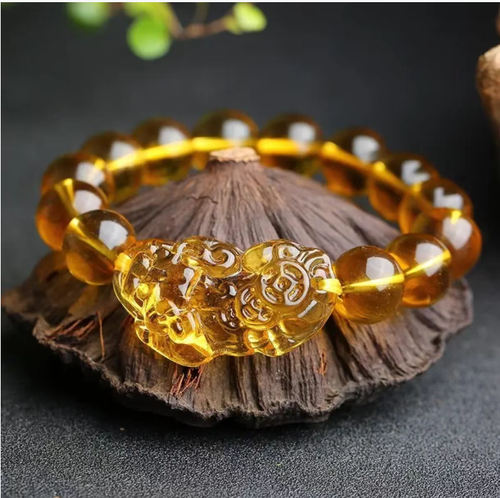 Simulated amber crystal fox pendant bracelet. These honey-colored beads emit a warm golden light, which can improve skin tone and make it look brighter. The three-dimensional fox carving is exquisite and embodies the meaning of attracting wealth and good fortune. Place your order now and you will receive 6 12mm yellow crystal fox amulet bracelets. They are suitable for both daily outings and leisure trips. It is a fashionable accessory that combines beauty with good luck.