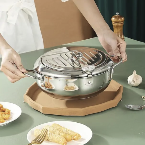 This 304 stainless steel Japanese deep fryer is compatible with both gas and induction cookers. It comes with a thermometer that can monitor the oil temperature in real time. The dual handles make it easy to hold, and the lid can be used as an oil drain rack, effectively filtering out excess oil from the ingredients. It is suitable for making foods such as tempura and french fries. The cleaning process is convenient and it is suitable for small-scale oil frying cooking at home.