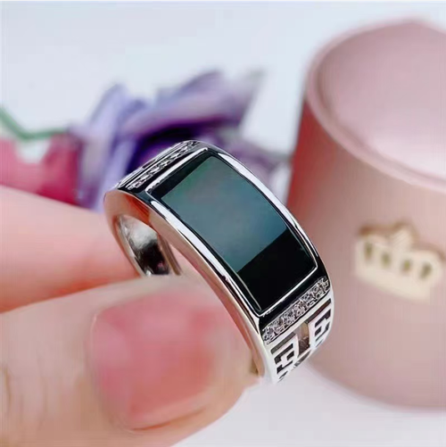 This set of Huatianyue couple rings, the ink jade model is profound and powerful, the green jade model is smooth and elegant. The female ring is clear and transparent, showing a white color, and the combination of the masculine and feminine styles is extremely harmonious. Huatianyue is cool and moist, with a high-quality texture. If you place an order today, you will receive 6 pieces: 2 black male models + 2 pairs of green matching rings.