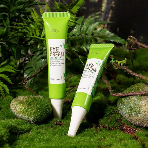 The fresh-pressed green tea base gives it a light green cream texture that is smooth but not sticky. It is suitable for both oily and sensitive skin. After application, it leaves a pale bluish tint and smoothens out fine lines. The eye area appears more firm and bright. Order today and you'll receive 5 bottles, which is enough for a whole year. Apply as a base in the morning and as an eye mask in the evening. This anti-aging benefit is extremely cost-effective!