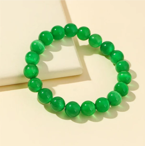 This aquamarine bracelet has a rich and bright color, and is round and full. Wearing it will help you enhance your financial fortune and bring good luck. When you purchase it, you will also receive a beautiful jewelry box as a gift, which is convenient for storage and collection. It is suitable for both personal use for good fortune and as a gift to convey meaning~