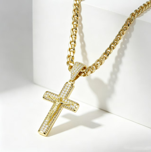 Full diamond three-dimensional Jesus cross pendant necklace. The entire piece is set with zirconia stones, which shine brightly and do not fall off the diamonds. It is paired with a thick gold-plated Cuban chain. The embossed details are exquisite and do not fade or cause allergies. It is suitable for both men and women. It is versatile for both hip-hop streetwear and daily casual wear. It is suitable for self-acquisition and as a gift. A trendy neck accessory.