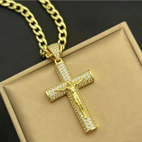 Full diamond three-dimensional Jesus cross pendant necklace. The entire piece is set with zirconia stones, which shine brightly and do not fall off the diamonds. It is paired with a thick gold-plated Cuban chain. The embossed details are exquisite and do not fade or cause allergies. It is suitable for both men and women. It is versatile for both hip-hop streetwear and daily casual wear. It is suitable for self-acquisition and as a gift. A trendy neck accessory.