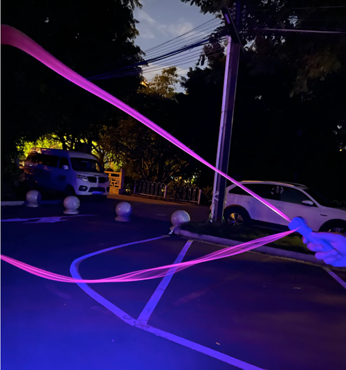 The rope launcher and traction device, with a 3-meter fluorescent rope, can instantly transform into flowing and dazzling colorful light. It is an excellent stress-relieving and fun gadget. The handle makes it easy to store. The soft rope and eco-friendly material ensure safety and won't cause harm. Multiple colors are available. It is suitable for family interaction, ice-breaking at gatherings, and relaxation when alone. You can take it out at any time to unlock happiness.