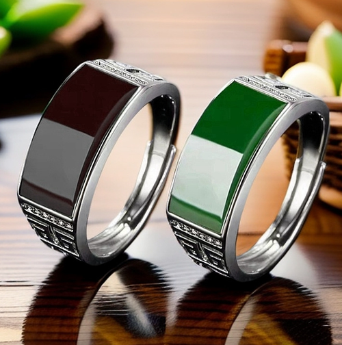 This set of Huatianyue couple rings, the ink jade model is profound and powerful, the green jade model is smooth and elegant. The female ring is clear and transparent, showing a white color, and the combination of the masculine and feminine styles is extremely harmonious. Huatianyue is cool and moist, with a high-quality texture. If you place an order today, you will receive 6 pieces: 2 black male models + 2 pairs of green matching rings.