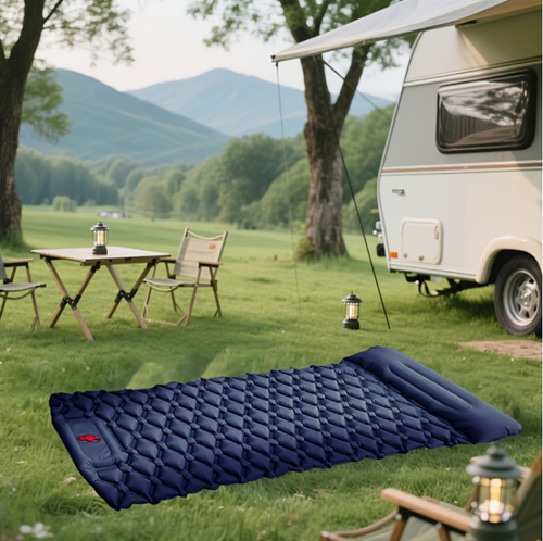 This outdoor automatic inflatable pad is equipped with a foot-operated pump. Just press it and it will inflate. The honeycomb structure closely fits the skin, and it also has an integrated headrest that protects the cervical spine. It is moisture-proof and easy to store. Whether you are camping or traveling in a camper, it can help you sleep in the wild with a home-like feeling. It is truly a thoughtful companion for outdoor sleeping.