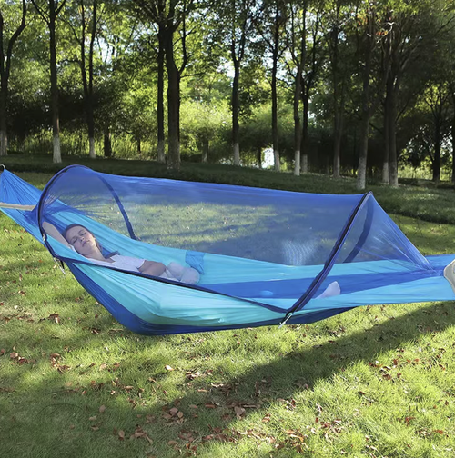 Double-person quick-opening mosquito-proof hammock, 260*140cm wide space, nylon-spun fabric is durable and breathable. The automatic three-dimensional mosquito net isolates mosquitoes, and the anti-slip structure makes it less likely to fall off the bed. It comes with a tie rope, safety buckle and storage bag. It can be folded for portability and is suitable for outdoor relaxation in camping, courtyards, and parks.