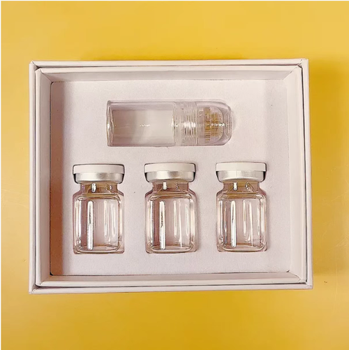 This microneedle essence combined with microneedles enables you to infuse nutrients into the skin's base at home: first nourish and hydrate the skin, then replenish elasticity, combat sagging, smooth out roughness and rejuvenate it. The ingredients are gentle, saving you the cost of a professional treatment, and the anti-aging effect is more pronounced.