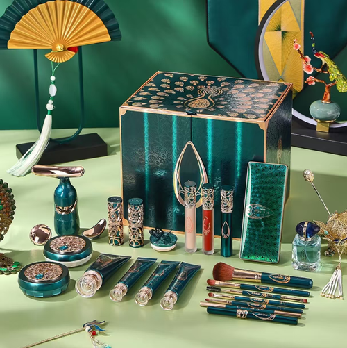 A 24-piece set of high-end Oriental traditional Chinese makeup products. The dark green and gold-colored box resembles a garden in the south of the Yangtze River. When opened, it reveals 24 items including eyeshadow, lip gloss, blush, etc. Even the mirror is engraved with water ripple patterns. The opening ceremony has an extremely strong sense of excitement ✨ Using it yourself is a daily makeup pleasure, and as a gift, it is a respectable choice.