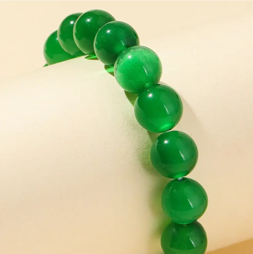 This aquamarine bracelet has a rich and bright color, and is round and full. Wearing it will help you enhance your financial fortune and bring good luck. When you purchase it, you will also receive a beautiful jewelry box as a gift, which is convenient for storage and collection. It is suitable for both personal use for good fortune and as a gift to convey meaning~