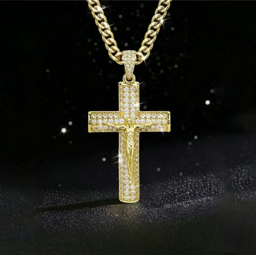 Full diamond three-dimensional Jesus cross pendant necklace. The entire piece is set with zirconia stones, which shine brightly and do not fall off the diamonds. It is paired with a thick gold-plated Cuban chain. The embossed details are exquisite and do not fade or cause allergies. It is suitable for both men and women. It is versatile for both hip-hop streetwear and daily casual wear. It is suitable for self-acquisition and as a gift. A trendy neck accessory.