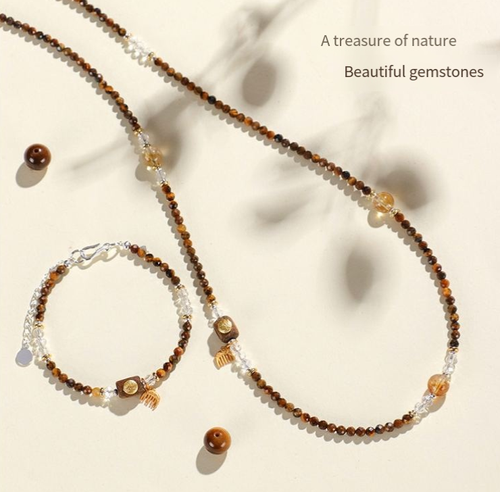 This common jewelry made of agarwood and tiger's eye stone can be used as a necklace or a wrist bracelet. The tiger's eye stone has a golden glow, while the yellow crystal is transparent. It is adorned with a Guanyin pendant and a silver-gilded small comb to bring good luck. It is suitable for various outfits, is gentle on the skin and does not cause discomfort, and is both elegant and convenient for daily use.