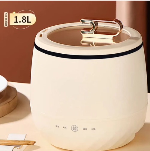 1.8L intelligent mini rice cooker, suitable for 1-2 people's meals, non-stick inner pot for easy cleaning. It supports multiple functions such as cooking rice, making soup, stir-frying, and making hot pot. The milk-white body and rose gold handle give an elegant appearance. It is small and portable, suitable for dormitories, camping, etc. The intelligent touch control operation is simple. The visible window prevents overflow. It is a practical choice for creating a refined one-person meal.