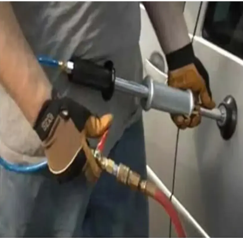 Pneumatic hammer concave repair device, pneumatic strong pulling, equipped with multiple specifications of suction cups, without damaging the original factory paint. The operation is simple. It is suitable for multiple areas such as car doors and engine covers with concave shapes. It is an efficient and seamless repair tool for vehicle owners to do it themselves or for auto repair shops.