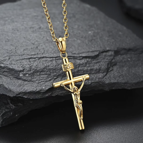 Retro Gothic three-dimensional cross metal collar chain with detailed embossed pendant. The coating is anti-oxidant and does not fade easily. The adjustable O-shaped chain is lightweight and comfortable, suitable for commuting, streetwear, and retro outfits. It is versatile for both men and women. It looks great when worn alone or in combination. It is unique and not likely to clash with other styles. It is suitable for both daily wear and as a gift.