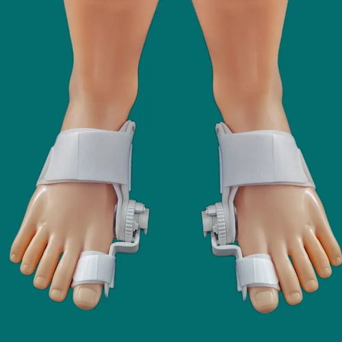 Adjustable split-toe orthosis. The split-toe design supports the feet and alleviates discomfort. The straps have a secure buckle that doesn't cause irritation. It is lightweight and invisible, providing a seamless wearing experience even when wearing shoes. It can be worn for daily outings, at home, or when sitting for long periods. It secretly protects the toes and makes walking more comfortable.
