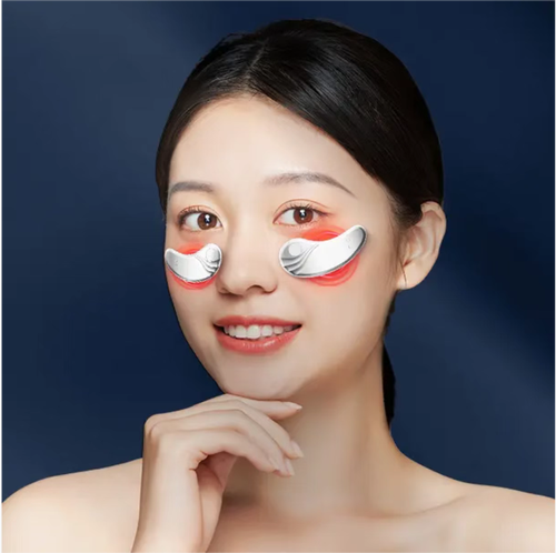 Microcurrent Red Light Eye Rejuvenation Device: EMS treats puffy eyes, uses red light to remove dark circles. It takes 15 minutes to reduce yellowish complexion. The silicone contact surface gently adheres to the eyes and the intensity can be adjusted to suit the skin. Put it in your palm pocket and carry it around. It can reduce swelling in the morning and smooth out wrinkles before going to bed. There's no need to go to the beauty salon. Apply it and get a clear and bright eye!