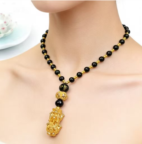 Fortune-gathering and safety-protecting Puxiu necklace. Fortune-gathering + Safety! The black obsidian chain body is adorned with gilded Puxiu, attracting wealth and calming the surroundings. The chain body is durable and can protect you. It can be adjusted in length to fit various outfits. Layered wear creates layers of style, and single wear becomes a focal point. It welds good fortune and peace around your neck, serving as a lucky travel pass!