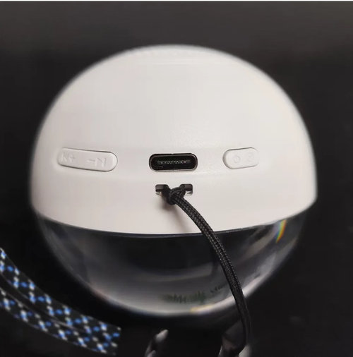 70mm high-transparency crystal support ball, allowing for custom upload of videos and pictures. It has 4G internal memory and an 800mAh battery that lasts for 2-3 hours. The portable hanging strap design can be used as a Christmas decoration, as a fan support item or as a commemorative gift. With one click, it can emit exclusive warm light. Put your love, memories and warmth inside the ball, and each time it is lit up, it becomes a little happiness.