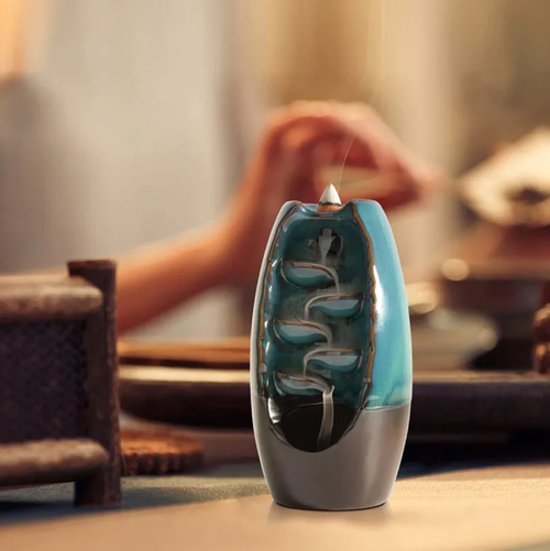 60 fragrant grains, paired with a harmonious and flowing incense burner, feature a dual-color ceramic design that is elegant. The dual-purpose design allows for both electric incense and reverse-flow incense. With 60 different fragrance types, when ignited, the smoke flows like a waterfall, creating a serene atmosphere. This is an excellent addition for home decoration, helping to relieve stress and promote sleep, making life full of poetry and tranquility.