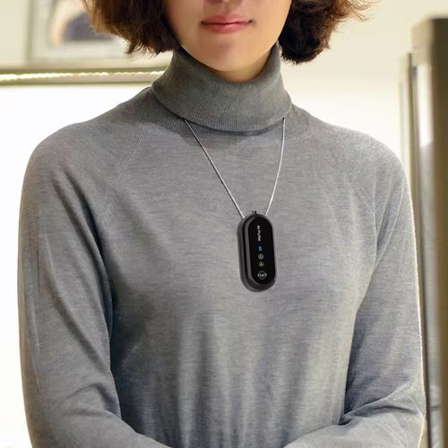 This portable air purifier is so practical! Whether you are commuting, shopping or driving, you can wear it easily. It can efficiently purify harmful gases such as formaldehyde in the car, clean the air around you, and let you breathe fresh air all the time, providing an extra layer of protection for your health. It is a considerate little helper to improve your quality of life.