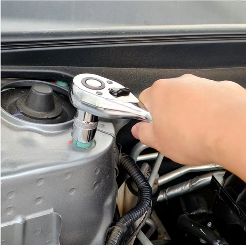 3-piece set - -72-tooth quick socket ratchet wrench, with 72 teeth for precise structure, 5° swing allows for direction change, two-way adjustment + quick-release button, doubling the efficiency of screw removal and installation. Made of chrome-vanadium steel, it is durable and rust-resistant, an excellent tool for mechanical maintenance and home disassembly, allowing for faster screw tightening.