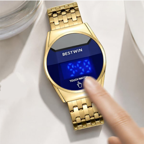 This men's LED touchscreen electronic watch features a round mirror and a gold metal band. The length of the band can be adjusted as needed. Pressing the screen will turn it on, and the digital display is clear. The electronic movement keeps accurate time. The design is trendy and versatile, suitable for various daily outfits. When wearing it, avoid bumps and do not expose it to water for a long time.