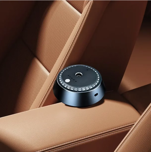 Stop using those irritating air fresheners! This smart aromatherapy device automatically turns on and off with the vehicle. Just a light spray won't cause any irritation. The luxurious fragrance fills the entire car. The metal body is compatible with various interior designs. Place an order and you'll receive a luxurious essential oil. You can enjoy the aroma therapy during your commute or while driving, and bring the mobile fragrance store into your car.
