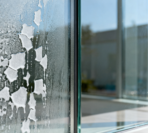 Electric handheld window cleaner! With strong suction and perfect adhesion, it won't slip, and can easily clean windows of any height. Water stains and dirt disappear instantly, leaving no water marks and making the window brighter. It is lightweight and comfortable to hold, doubling the cleaning efficiency. Must-have for home!