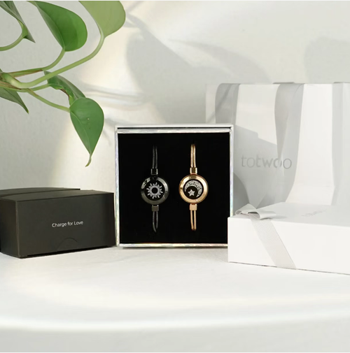 The Sun-Moon Couple intelligent sensor bracelet features a black-gold sun design and a rose-gold star-moon design in pairs. When touched, it triggers a flashing vibration response, conveying thoughts that transcend distances. The textured metal bracelet is versatile and durable, making it a romantic token for distant lovers to interact and for expressing feelings on Valentine's Day. It witnesses every bit of care and commitment in a relationship.