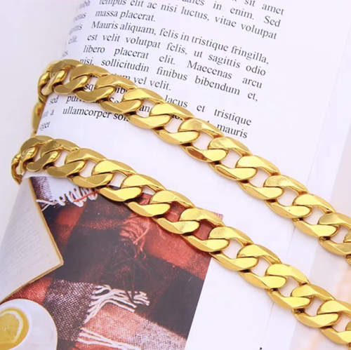 Men's 18K gold texture NK chain, with a classic Cuban chain design that is sleek and stylish. The electroplating process ensures color retention and long-lasting wear. The chain links are sturdy and unlikely to break. This necklace can be used as a bracelet as well, suitable for various fashion styles. It is a versatile must-have accessory for both daily and street looks. It is the key item for enhancing the texture of the design.