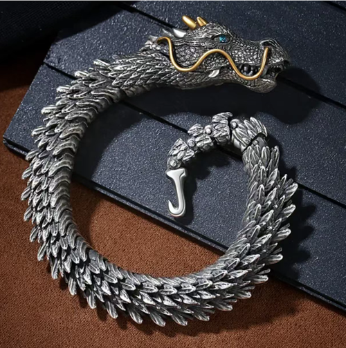 22cm Powerful Dragon Head Men's Bracelet,Made of vintage silver, the dragon's scales have distinct patterns. The scale chain fits snugly without being loose. The 22cm size is suitable for most men's wrist sizes, providing a firm yet non-restrictive fit. It is eye-catching when paired with shirts or workwear, exuding a strong aura in every gesture. It is an excellent tool for showcasing individuality in retro fashion.