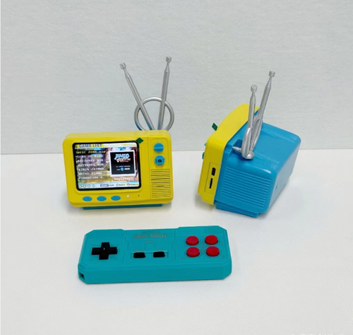 This mini retro game console is so touching! The yellow and blue body is a replica of an old TV, and it comes with classic games like Contra. The wireless controller has a feel that replicates that of the old Pong console. It can be played handheld or as a decorative item. You can carry it in your pocket. Once powered on, it instantly transports you back to the childhood arcade. Playing online or alone, it's all enjoyable.