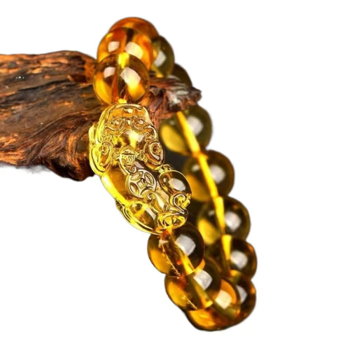 Simulated amber crystal fox pendant bracelet. These honey-colored beads emit a warm golden light, which can improve skin tone and make it look brighter. The three-dimensional fox carving is exquisite and embodies the meaning of attracting wealth and good fortune. Place your order now and you will receive 6 12mm yellow crystal fox amulet bracelets. They are suitable for both daily outings and leisure trips. It is a fashionable accessory that combines beauty with good luck.