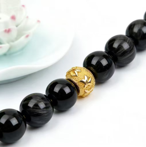 Fortune-gathering and safety-protecting Puxiu necklace. Fortune-gathering + Safety! The black obsidian chain body is adorned with gilded Puxiu, attracting wealth and calming the surroundings. The chain body is durable and can protect you. It can be adjusted in length to fit various outfits. Layered wear creates layers of style, and single wear becomes a focal point. It welds good fortune and peace around your neck, serving as a lucky travel pass!