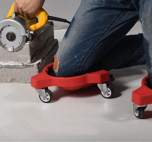 Auto repair kneeling skateboard. The soft padding on the board surface protects the knees from pain. The high-strength material can bear heavy loads stably. The bottom has swivel wheels, allowing for smooth operation without the need to repeatedly get up. It also has a handle for easy storage. It is suitable for various scenarios. The edges are rounded to prevent scratches. It can easily reduce the burden of kneeling and enhance the comfort during operation.