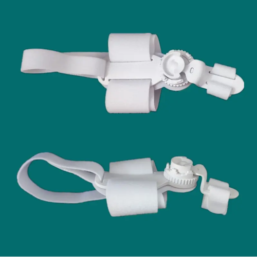 Adjustable split-toe orthosis. The split-toe design supports the feet and alleviates discomfort. The straps have a secure buckle that doesn't cause irritation. It is lightweight and invisible, providing a seamless wearing experience even when wearing shoes. It can be worn for daily outings, at home, or when sitting for long periods. It secretly protects the toes and makes walking more comfortable.