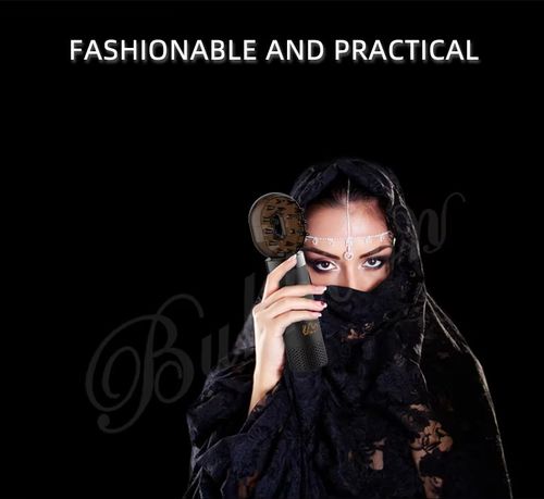 Car-mounted electronic incense burner and aroma comb. Plug it in and it will release gentle fragrance. It can quickly eliminate the unpleasant smell in the car. Suitable for pregnant women and infants. The cover can be removed to turn it into a comb, providing both hair-drying and massage functions. It can relieve tension during traffic jams. The matte metal body combines the incense burner and the comb, making the journey a relaxing experience.