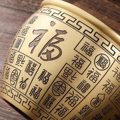 The eight-sided gathering fortune urn, with the brass body fully engraved with hundreds of auspicious symbols, is placed at the entrance and living room to attract fortune and protect the house. Purchase and get a gift of the Five Emperors' coins + small gold balls. The urn is full of auspicious symbols, practical and capable of storage. It brings good luck for personal use, is pleasing to give as a gift, and is suitable for moving day and festival occasions.