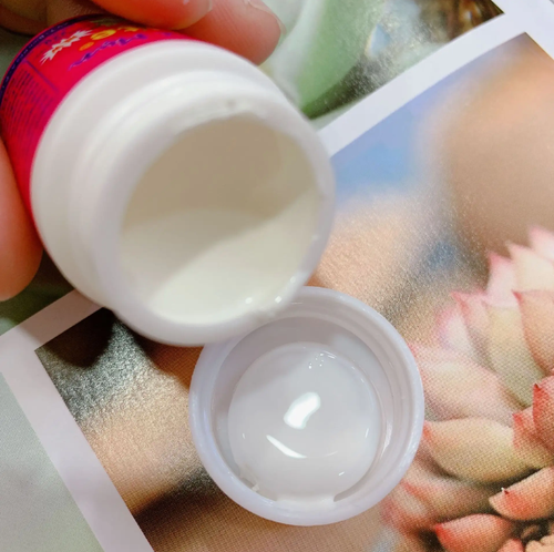 If you place an order today, we will send you a total of 8 bottles (4 bottles of nose strips + 4 bottles of toner) along with an additional 120 pieces of blackhead paper, the aloe vera blackhead removal set. It is a natural formula that gently softens and absorbs, removing blackhead oil within 10 minutes. It's easy to clean at home, leaving pores clean and not red, suitable even for sensitive skin!