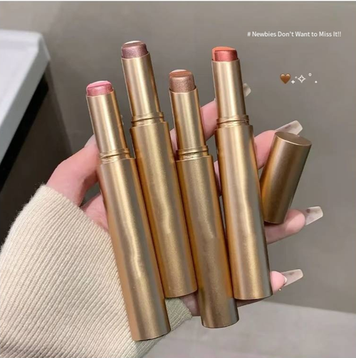 Once you place the order, you will receive 4 pieces of the Dynamic Bright Eyes Triple Color Eyeshadow Palette. It is in a creamy form, easy to blend, and does not clog or produce streaks. It has both concealing and highlighting functions, allowing you to create a three-dimensional eye makeup effect and is also suitable for facial contouring. The rotating pen body is convenient for storage and carrying, and the operation is simple. Even beginners in makeup can easily master it.
