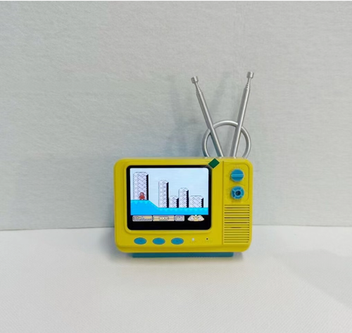 This mini retro game console is so touching! The yellow and blue body is a replica of an old TV, and it comes with classic games like Contra. The wireless controller has a feel that replicates that of the old Pong console. It can be played handheld or as a decorative item. You can carry it in your pocket. Once powered on, it instantly transports you back to the childhood arcade. Playing online or alone, it's all enjoyable.