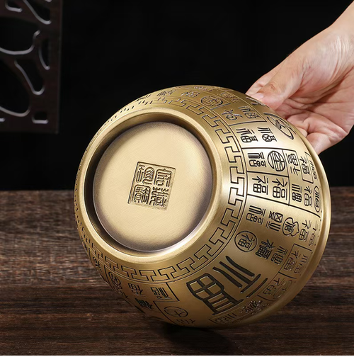 The eight-sided gathering fortune urn, with the brass body fully engraved with hundreds of auspicious symbols, is placed at the entrance and living room to attract fortune and protect the house. Purchase and get a gift of the Five Emperors' coins + small gold balls. The urn is full of auspicious symbols, practical and capable of storage. It brings good luck for personal use, is pleasing to give as a gift, and is suitable for moving day and festival occasions.