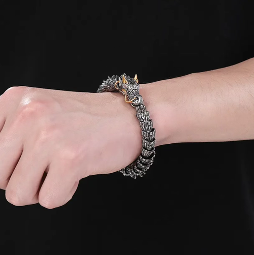 22cm Powerful Dragon Head Men's Bracelet,Made of vintage silver, the dragon's scales have distinct patterns. The scale chain fits snugly without being loose. The 22cm size is suitable for most men's wrist sizes, providing a firm yet non-restrictive fit. It is eye-catching when paired with shirts or workwear, exuding a strong aura in every gesture. It is an excellent tool for showcasing individuality in retro fashion.